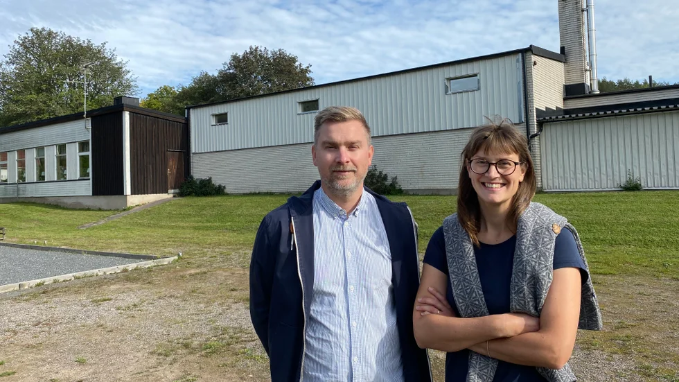 Kalle Larsson och Anna Zetterholm vid gympahallen i Ukna. Just där de står, ska det bli en balansbana.