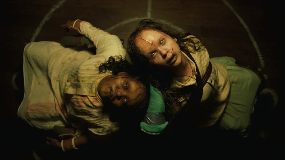 "The exorcist: believer" börjar explosivt men den centrala excorcismscenen är en stor besvikelse.