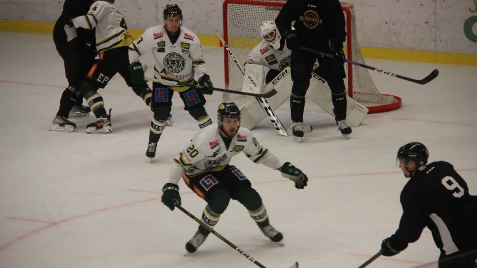 ESK-keepern Martin Örtengren hade en svettig afton mot Väsby. Det stannade vid 0-7 - men kunde varit mycket mer.