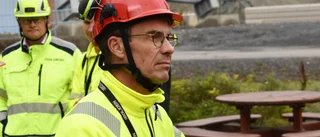 Kristersson beredd med hjälm och spade