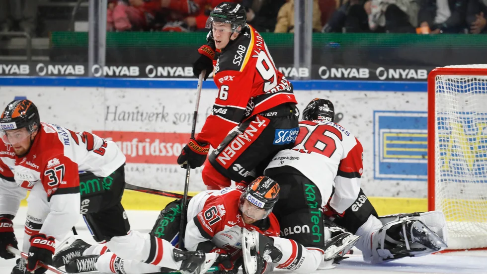 LULEÅ 20230921
Luleås Pontus Andreasson skapar röra vid  Örebro-målet under torsdagens ishockeymatch i SHL mellan Luleå HF och Örebro HK i Coop Norrbotten Arena.
Foto: Pär Bäckström / TT / kod 11900