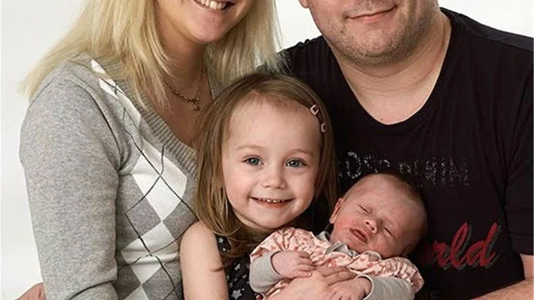 Sofia Svärdvall och Öberg, Motala, fick den 27/1 dottern Livia. Längd 47 cm, vikt 2 860 g. Storasyster heter Lilly, 2,5 år. Foto: Studio Liverpool & Dacke