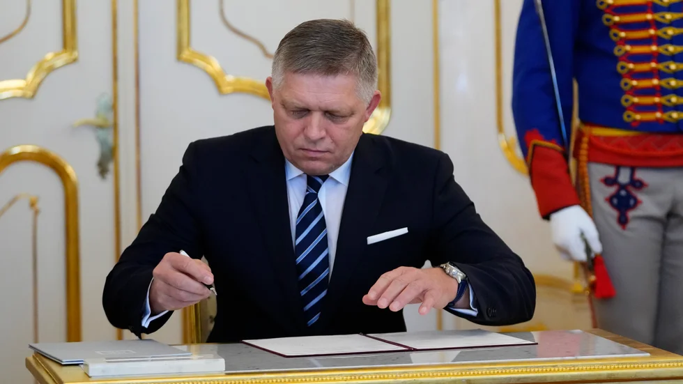 Robert FIco undertecknar dokumenten som gör honom till Slovakiens premiärminister.