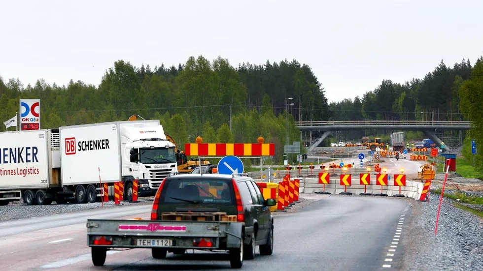 Återstår. När E 4 i höst är mötesfri Luleå-södra länsgränsen återstår ännu cirka tre mil att bygga om i länet. Här den pågående ombyggnaden av E 4 vid Norrfjärden.