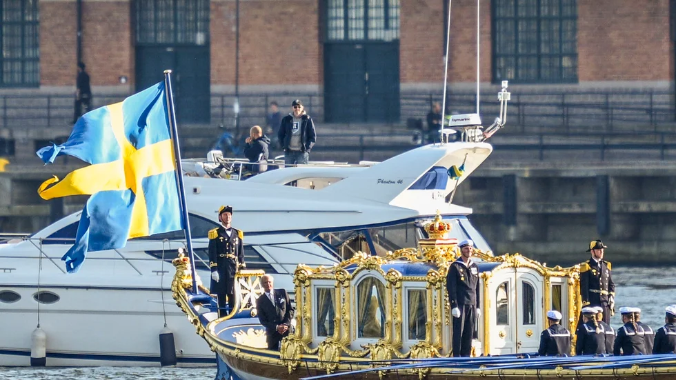 Firandet av vår ickevalde statschef har pågått med ett sällan skådat uttryck för fjäsk och underdånighet, skriver Erland Eriksson från Republikanska föreningen i Norrbotten. (På bilden kung Carl Gustaf och drottning Silvia i den kungliga slupen efter kortege med häst och vagn genom centrala Stockholm under kungens 50-årsjubileum på tronen).