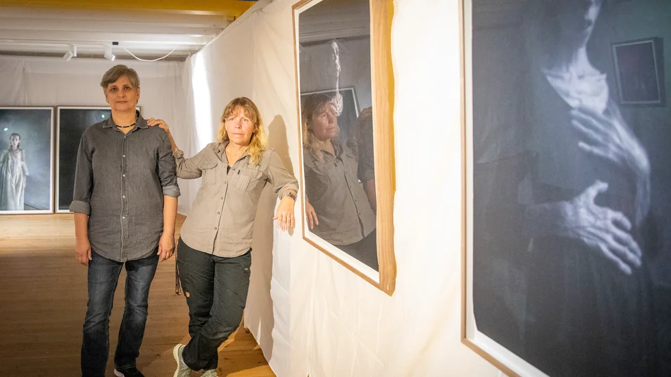 ”Hon är verkligen en helt otrolig fotograf”, säger Li Grebäck (till höger) från Folkets Bio om Lene Marie Fossens bilder. Här står hon i utställningslokalen tillsammans med kollegan Kim Lindeberg. 