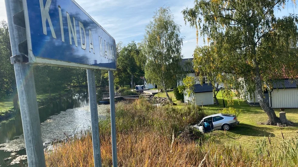 Bilen hamnade med fronten vid kanalen vid olyckan på tisdagen.