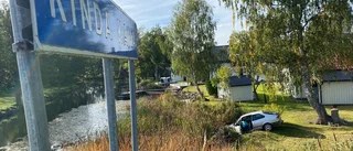 Alwa, 17, fick in olycksbilen i trädgården: "Känner mig skärrad"