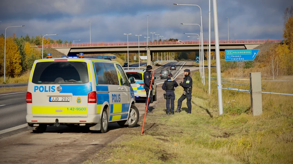 Polisen har under onsdagsförmiddagen varit på plats på Stockholmsvägen/riksväg 55 strax om Norrköping, där man hittat en död person.