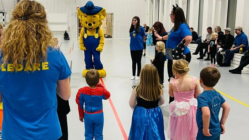 Till barnens stora glädje dök Bamse upp på avslutningen för Bamsegympan i tisdags.