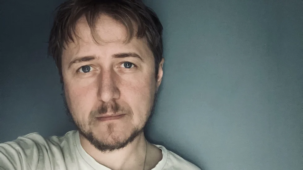 Johannes Hallbom är högaktuell med dokumentärfilmsserien ”Stalker” om Skelleftebon Felix Åkerlund som i flera år blev trakasserad av ett anonymt telefonnummer. 