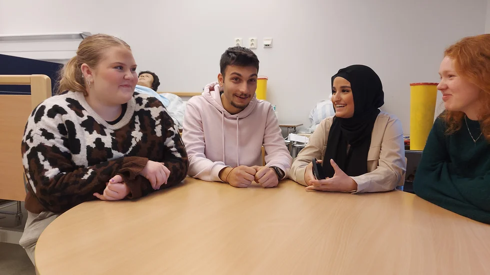 Tindra Fock, Abdullah Al Hariri, Heba Harara samt Maria Hansen läser alla Vård- och omsorgsprogrammet på Hultsfreds gymnasium. Alla är nöjda med utbildningen. Den 29 november är det öppet hus.