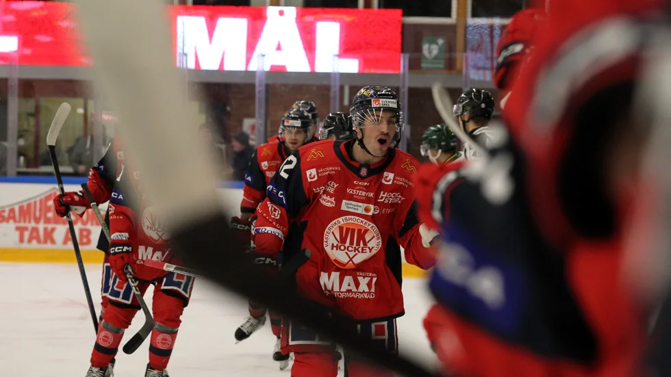 VIK-forwarden Jake McGrew drog till med ett rejält slagskott mot Djurgården på söndagen.
