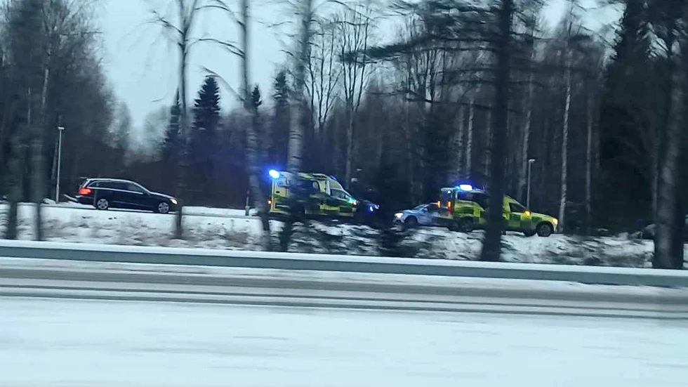 Två bilar har krockat efter Storhedsvägen i Luleå.
