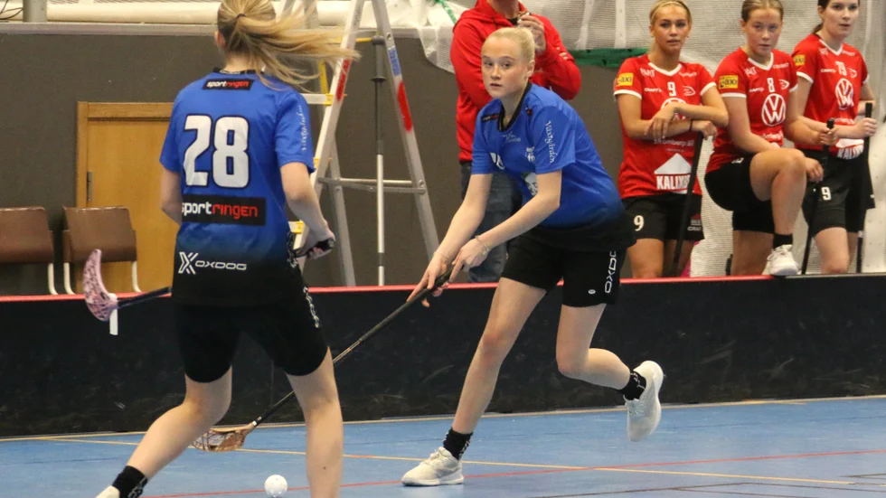 Klara Stenberg gjorde två av Öjebyns tre tröstmål – och toppar skytteligan i division 1.