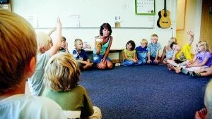 Vård, skola och omsorg. Johannes Regell argumenterar för att kommunala medel i första hand avsätts till skola, vård och omsorg. Bilden visar en förskolegrupp på avdelningen Svanen på Breviksskolan i Västervik, där AnnCharlotte Lundh arbetar.Arkivbild: Matilda Ahl
