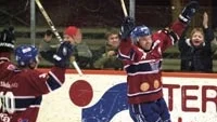 Jens Martinsson jublar sedan han gjort 32 till VIK mot Finspång. Daniel Karlsson, till vänster, stod för förarbetet. Foto: ANDERS LILJEGREN