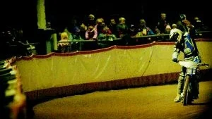 Bjarne bäst. Bjarne Pedersen var Västerviks bäste förare i går kväll. Här sträcker han armen i vädret efter en heatseger.                                                                                                                                                                          FOTO: Matilda Ahl