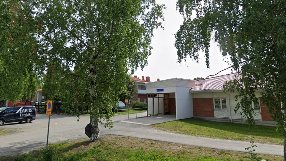 The tree outside the health center in Kåge has been declared the quirkiest in Västerbotten. It is the Skogssällskapet Foundation that has, for the third year in a row, announced the competition on social media.
