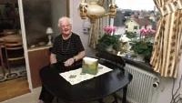  Min make Arne och jag flyttade in i vår fina tvårumslägenhet för femtio år sedan, i oktober 1953 då huset var precis nybyggt, säger Rut Karlsson som nu blivit ensam i lägenheten. Foto: ANDERS STEINER