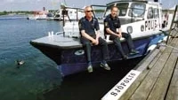 Kommunalrådet Harald Hjalmarsson och kommunchefen Conny Jansson vädjar till polisen att inte skära ner på sjöpolisen, här representerade av Kalle Enocksson och Lasse Ericsson. Arkivbild: ANDERS STEINER