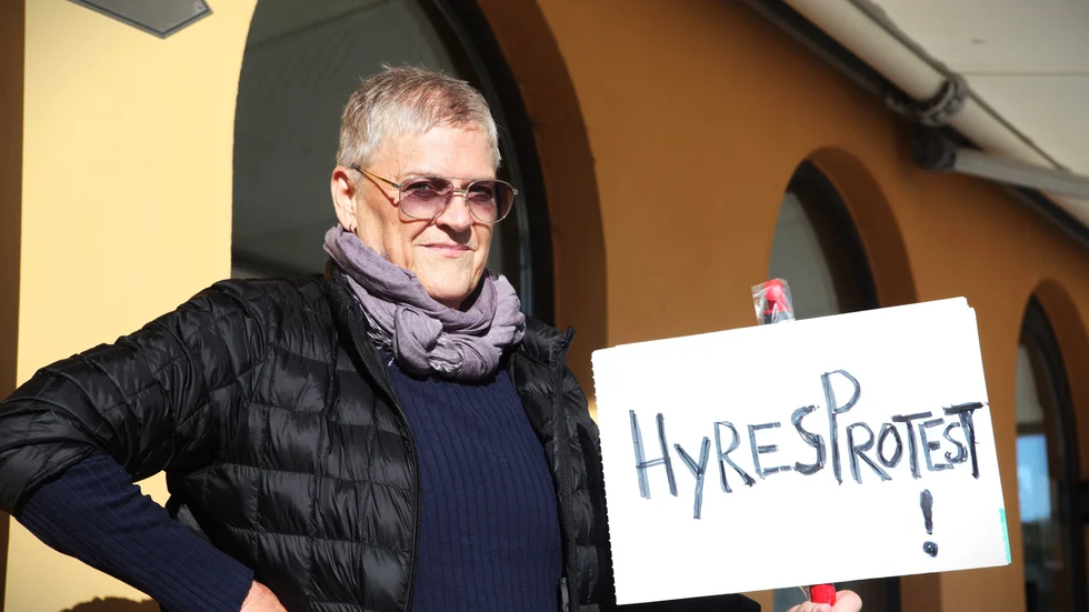 Barbro Kårbro, 68, har valt att på egen hand protestera mot den hyreshöjning som Gotlandshem yrkat på.