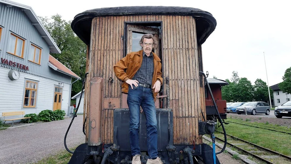 Dag Källman (V) vill veta om medel från Migrationsverket används på rätt sätt.