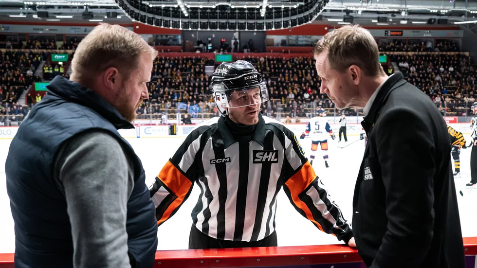 Linköpings tränare Klas Östman, domare Daniel Eriksson och Skellefteås tränare Robert Ohlsson under SHL-mötet.