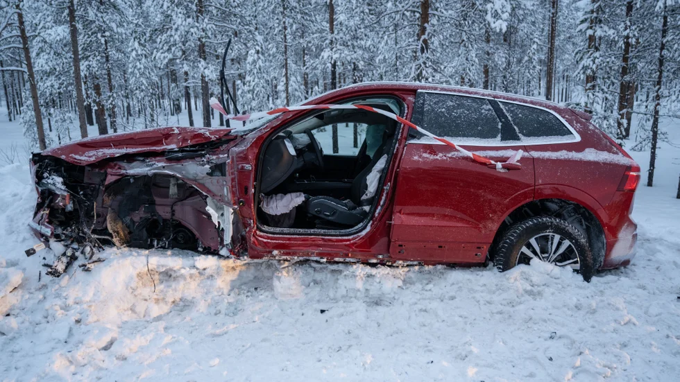 En personbil och en liten lastbil kolliderade under lördagseftermiddagen längs väg 373 mellan Roknäs och Långträsk.