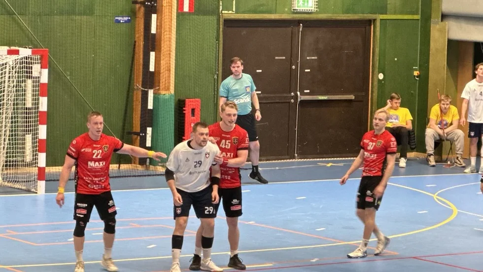 Joel Ädel, Gustav Wedholm och Filip Eriksson i EHF:s starka försvarslinje.