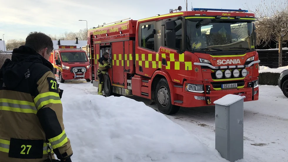 Räddningstjänsten ska släcka bastubranden.