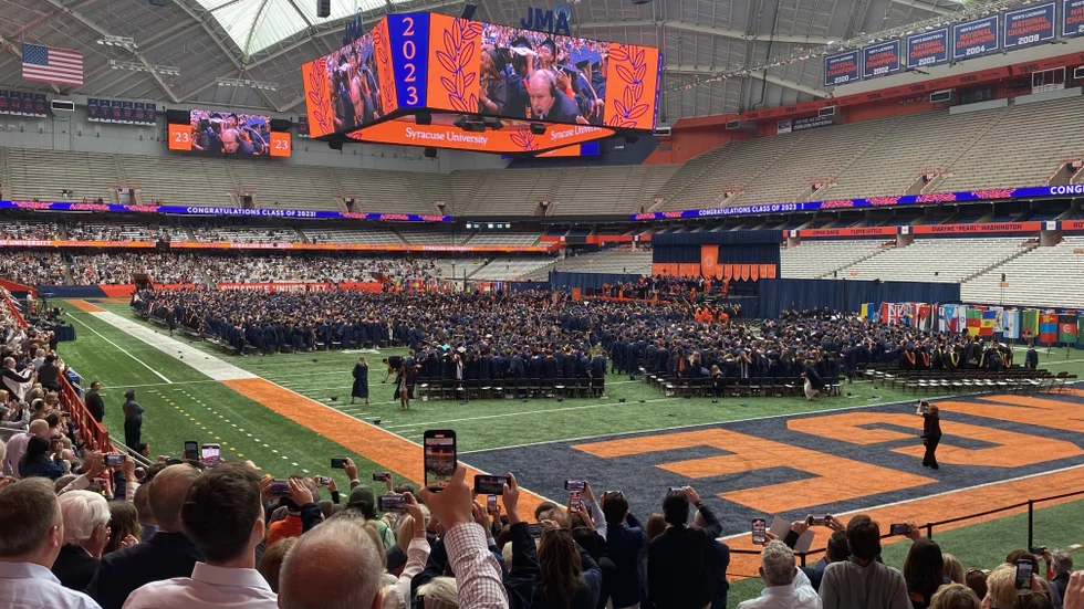 Avgångsstudenter sommaren 2023 på Syracuse university. Trots bra stipendier har USA-tiden inneburit en egen kostnad för familjen på cirka 50 000 kronor.