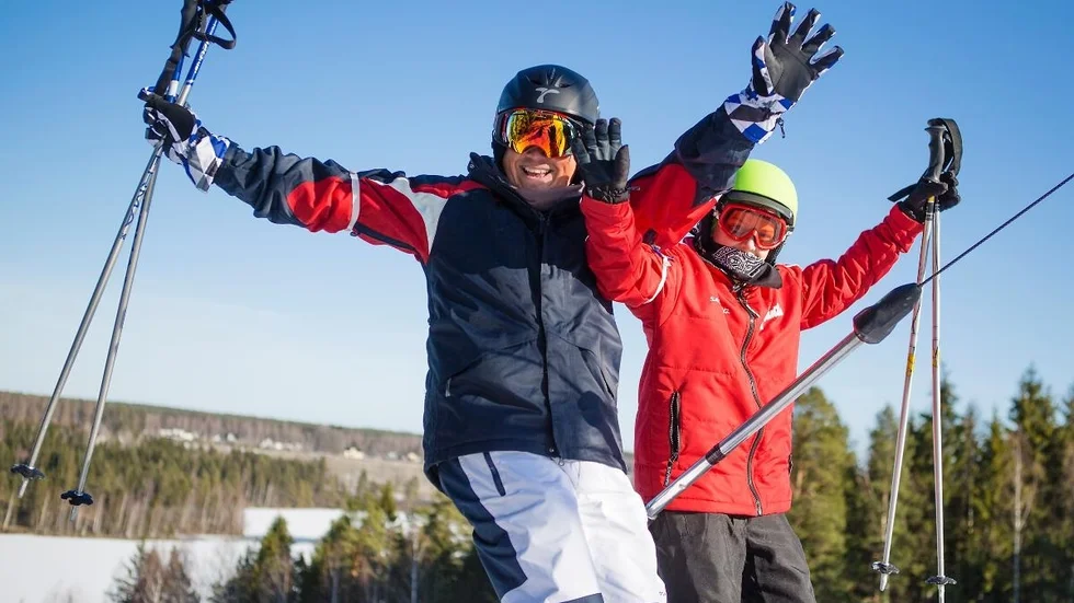 Hurra för snön! Glada skidåkare i Spökbacken 2016. 