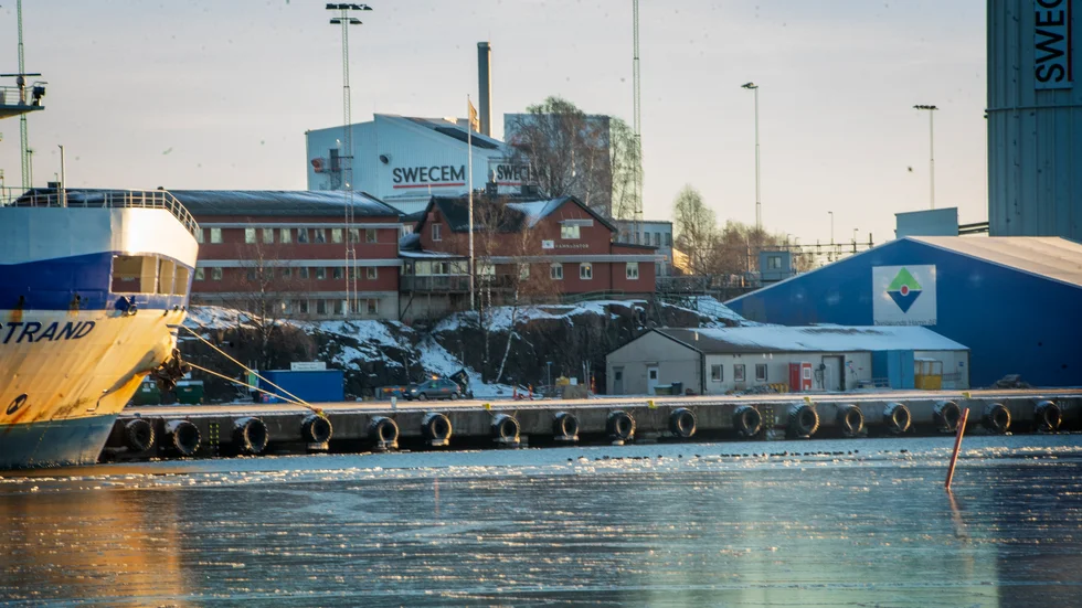 En stor hög med gummiflis fattade eld i Oxelösunds hamn.