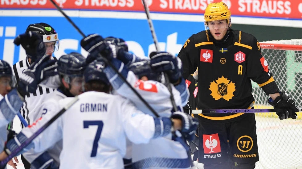Rickard Hugg ser på när Vitkovice firar efter att hemmalaget gjort 2–1 på AIK.