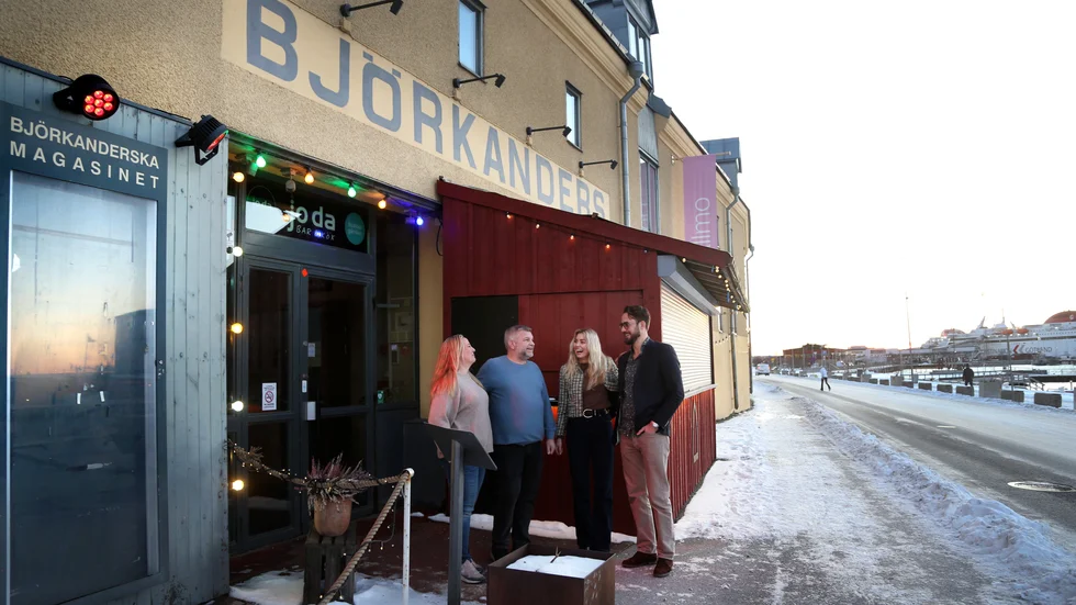 Nu byter Joda bar och kök ägare. Christopher Johnson och Johanna Dahlbom, med Eric Björkman, vd Wisby Hotel Group och Linnea Stuxberg, konferens- och mötesansvarig för Wisby Hotel Group.
