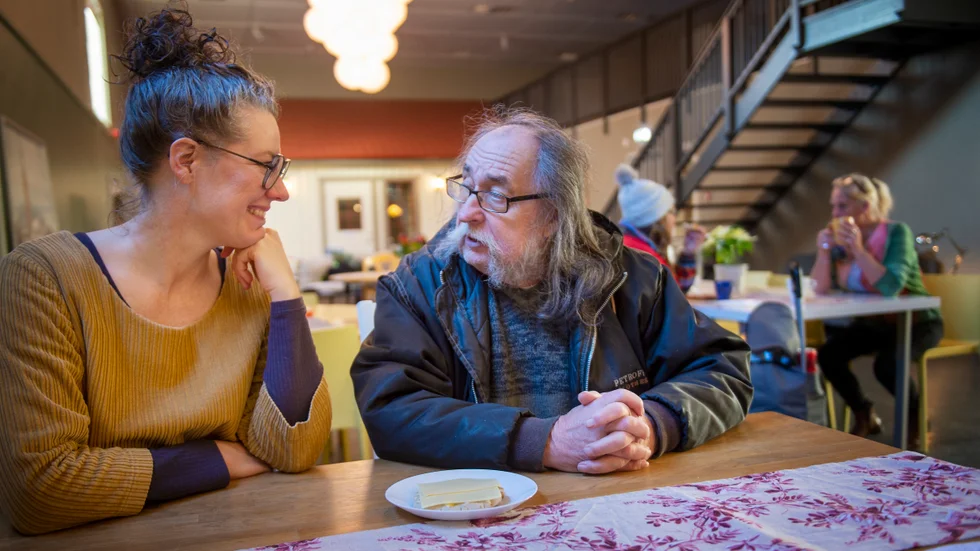 
Petra Knutsson, chef för Stadsmissionen i Nyköping, i samtal med Dan, som brukar titta in på härbärget några gånger varje vecka. "Annars sitter jag mest hemma", säger han.