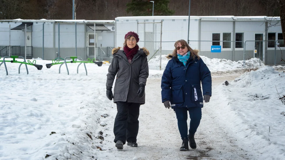 Lärarna Julia Örtqvist och Chatarina Kammonen vid de nya paviljongerna vid Kvarnbackaskolan.