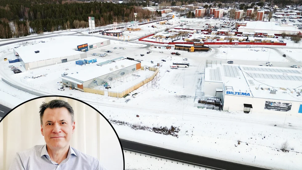 "Vi har fört diskussioner om hur man kan göra layouten på bästa möjliga sätt, vi har inte sökt något bygglov än men det kan bli några fler mindre byggnader i stället", berättar Michael Johansson, affärsområdeschef för handel och kontor på Stenhus fastigheter. Bakom honom Blomsterlandet som hamnar mellan Biltema och Nordic wellness i nya Skiftinge handelsområde i Eskilstuna.