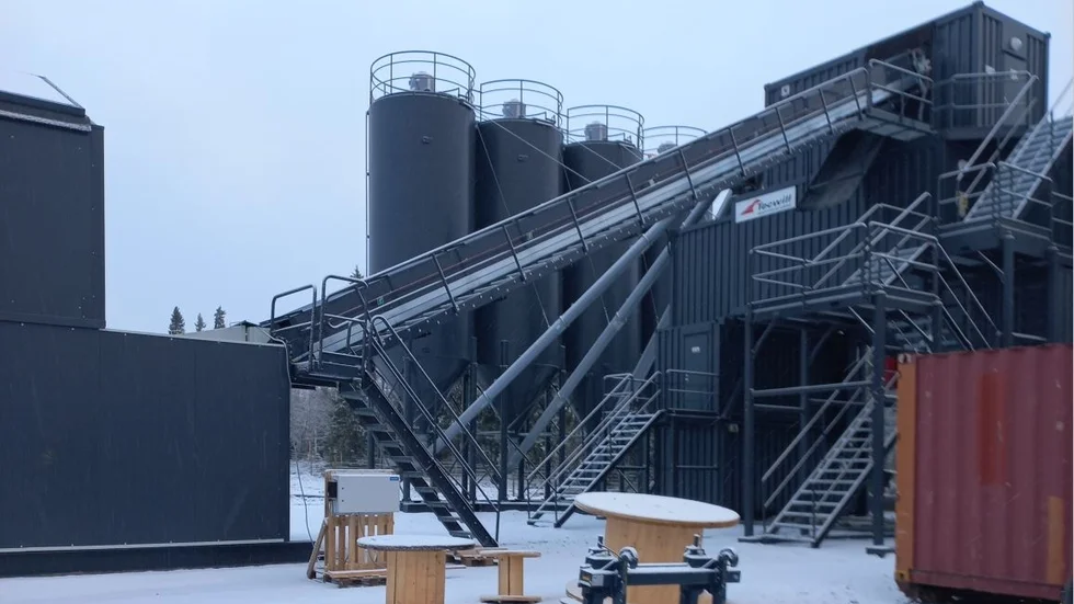 Mobil betongfabrik med tillhörande container som Snells Entreprenad AB byggt på Hertsöfältet i Luleå. 