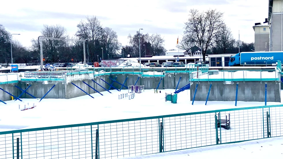 Betonggrund och källarväggar är färdiga men det kommer att dröja innan bygget i Årsta startar på nytt. 