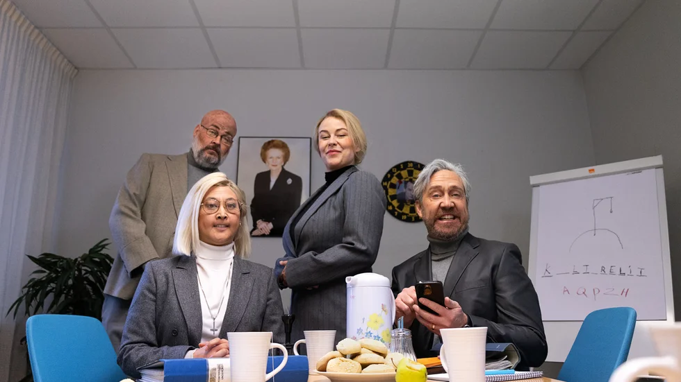 Peter Jansson, Lisa Hu Yu, Caroline Harrysson och Jesper Barkselius gör rollerna i Östgötateaterns förvaltningsrevy. Pressbild.