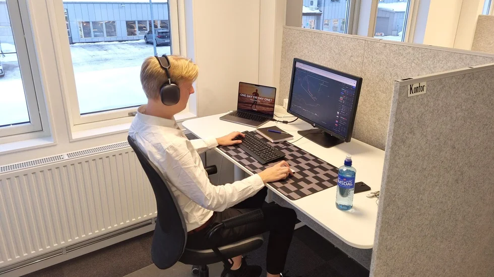Kontorsmiljö kan hjälpa dig att fokusera. ”Min arbetsdag har blivit mycket mer effektiv”, säger Emil Lindhagen, medlem hos Östhammars Företagscenter. 