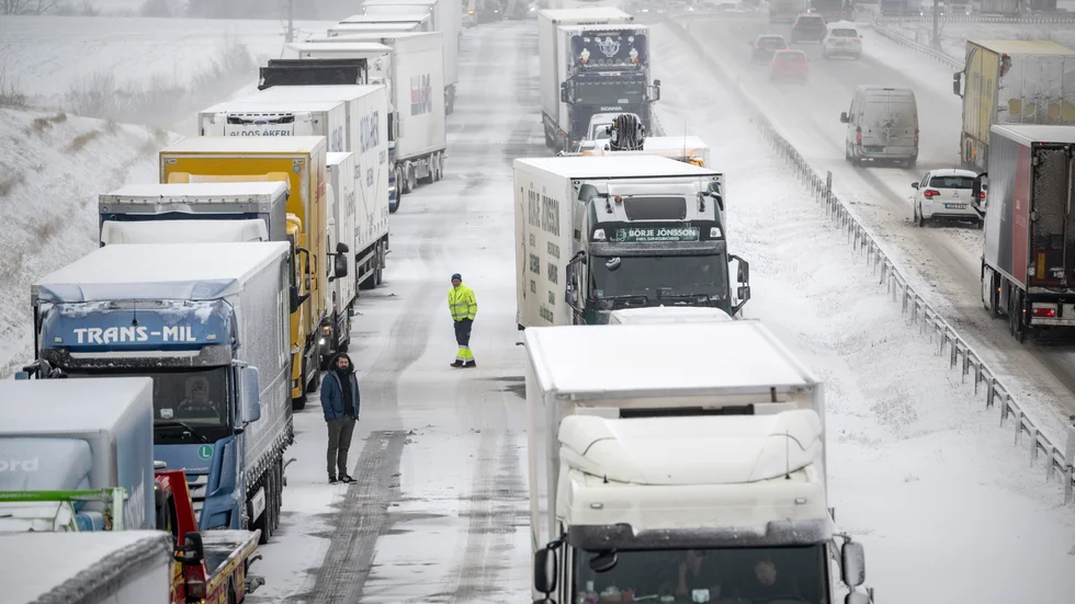 Långa köer på E6 mellan Malmö och Helsingborg när ett nytt snöoväder drog in över sydvästra Sverige på onsdagen.