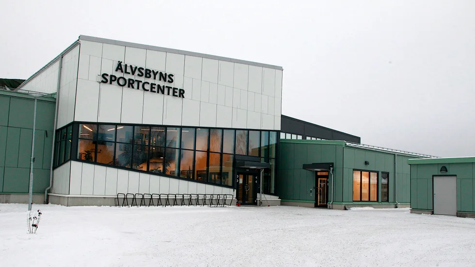 Älvsbyns sportcenter har varit igång i snart två år och en hel del garantiarbeten har krävts. Den här gången är det mattor som släpper i flera utrymmen. (Arkivbild)