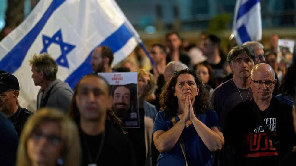 Israeler i väntan på att fler ur gisslan i Gaza ska släppas på lördagskvällen.
