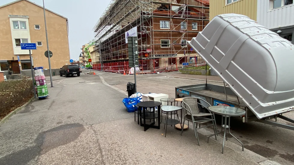 Boende flyttar sina hem från huset och vet inte när de kan flytta tillbaka igen.