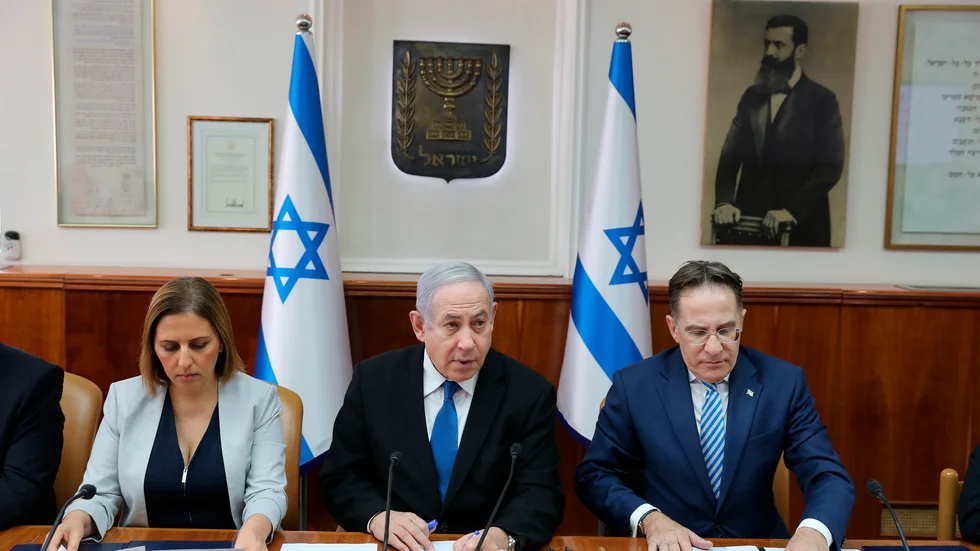 Israels underrättelseminister Gila Gamliel, här till vänster vid ett möte med premiärminister Benjamin Netanyahu och hans stabschef Tzahi Braverman. Arkivbild.