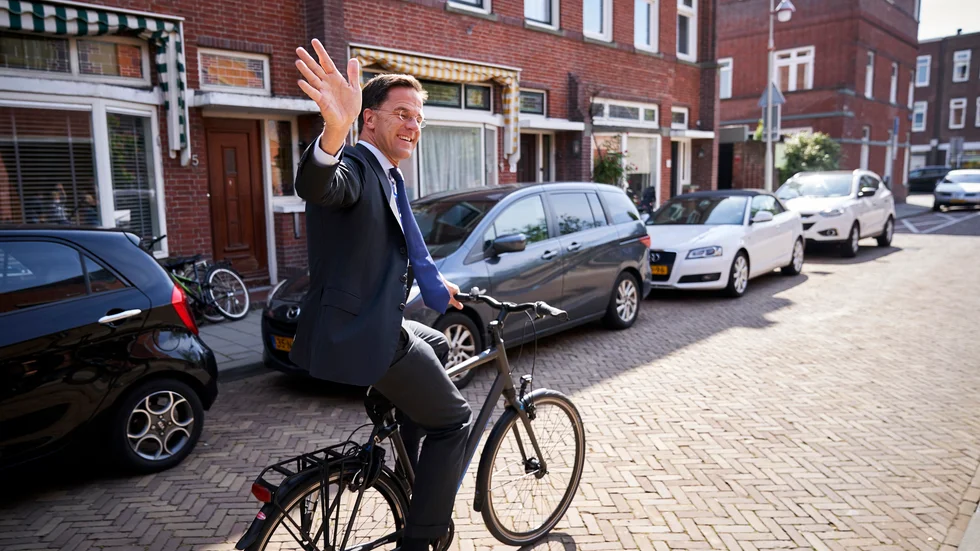 Nederländernas avgående premiärminister Mark Rutte på sin cykel efter att ha röstat i EU-valet 2019. Arkivbild.