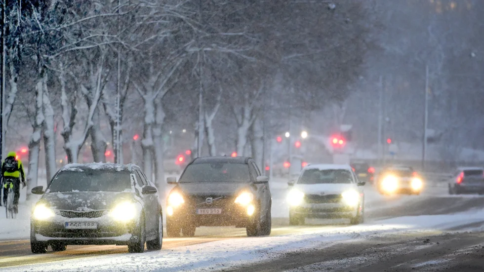 SMHI varnar för trafikproblem i samband med snöfall och blåst över Uppsala län i helgen. 